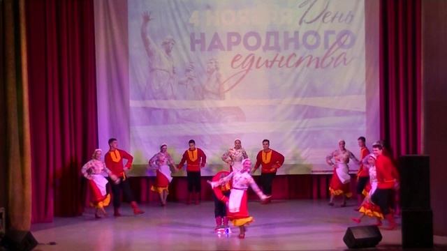 Народный танцевальный коллектив "Красивомечье" - "Танец с тазиком" смотреть онлайн