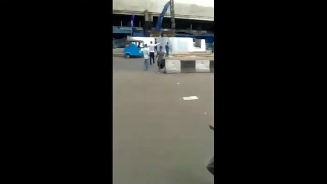 Satpol PP dilempar batu oleh masa di tanah abang смотреть онлайн