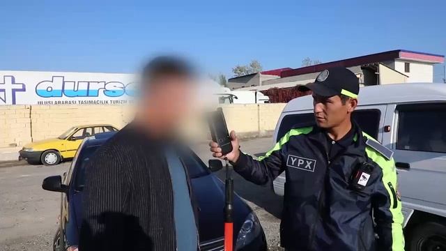 Mast holatda avtomobil boshqarib YPX xodimlaridan qochmoqchi boʻlgan haydovchi uzoqqa bora olmadi смотреть онлайн