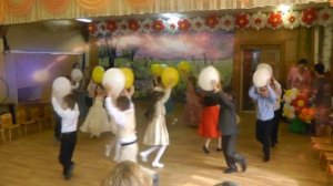 Вход на выпускной с воздушными шарами | Прощаемся, и всем немного жать