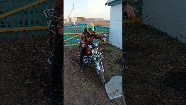 Дрифт на искусственной луже ?! #мотоцикл #мото #деревня #альфа #село смотреть онлайн