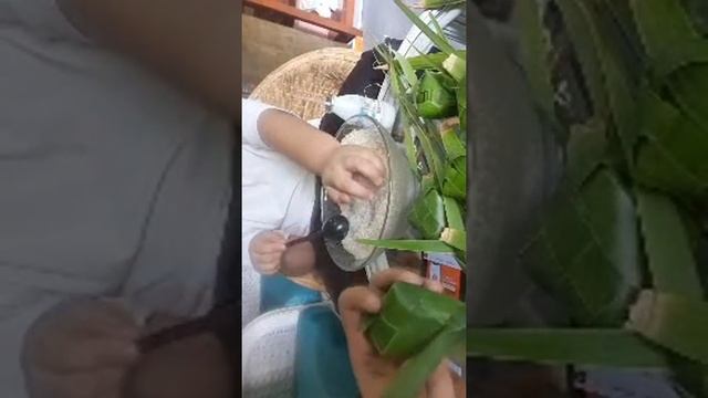 How to Make Rice In Coconut Leaves Called Puso смотреть онлайн