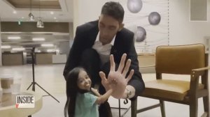 Самый высокий мужчина-самая маленькая женщина в миреThe tallest man-the smallest woman in the world