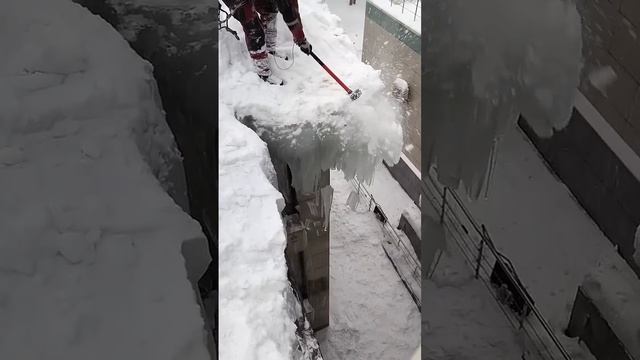 Сосульки: мы уже часть фасада, часть команды. ❄️🥶 #moscow #ropeaccess #промальп #лёд #снег #кувалда смотреть онлайн