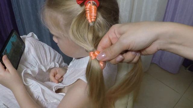 Как заплести две косички Прическа из косичек с лентами. Яркий образ на праздник смотреть онлайн
