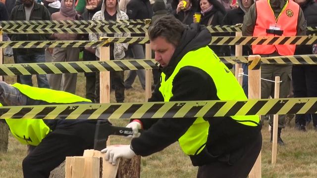 Третий чемпионат по колке дров среди представителей СМИ