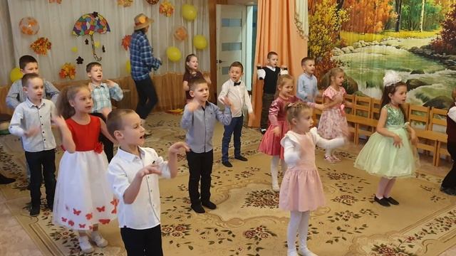 Красивый танец с песней на утреннике | Дождик топает по крышам | Золотая осень смотреть онлайн