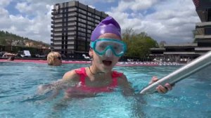 АМАЛИЯ плавает в огромном открытом бассейне! Сколько секунд держится под водой? ЧЕЛЛЕНДЖ в бассейне