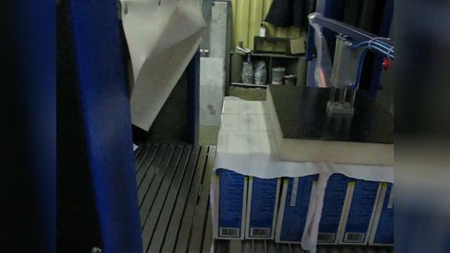 Полуавтомат с подложкой Термоусадочный аппарат тоннель - Групповая упаковка пачек сока смотреть онлайн