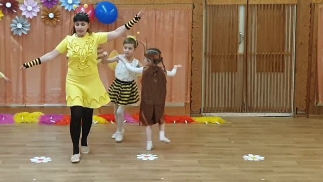 Пчеловод (детский кавер) | "Ты пчела я пчеловод" на утреннике в детском саду смотреть онлайн
