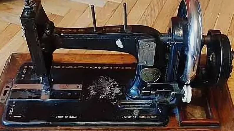 Старинная швейная машинка Seidel Naumann.Заправка челнока. Threading the shuttle смотреть онлайн