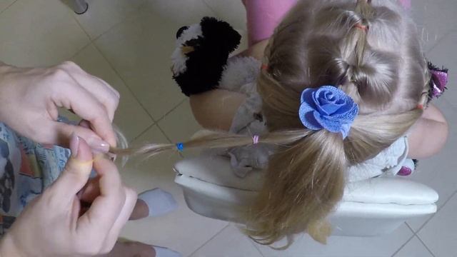 Текстурный объемный хвост из косичек с цветными резинками смотреть онлайн