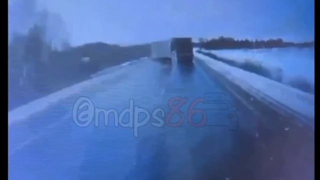 В сети появилось видео жуткой аварии, в которой погибли двое полицейских смотреть онлайн