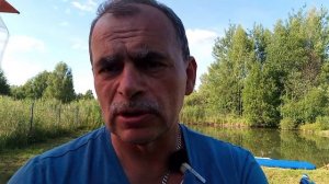 Пилинг рыбой в своем пруду
