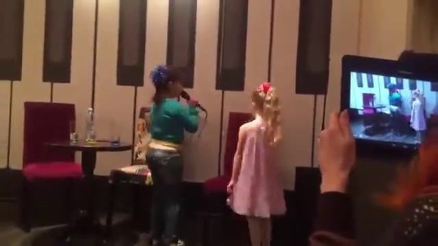 Ученицы школы искусств МакSим исполнили песню 