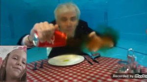 ВЛАД А4 Ем Еду ПОД ВОДОЙ Челлендж ! РЕАКЦИЯ НА ВЛАДА А4