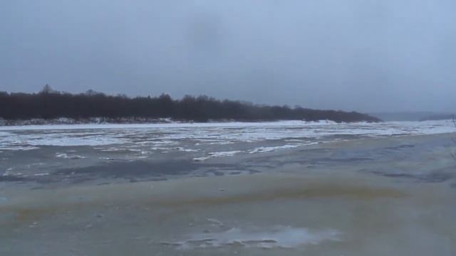 Унжа постепенно покрывается льдом_28.11.2021 смотреть онлайн