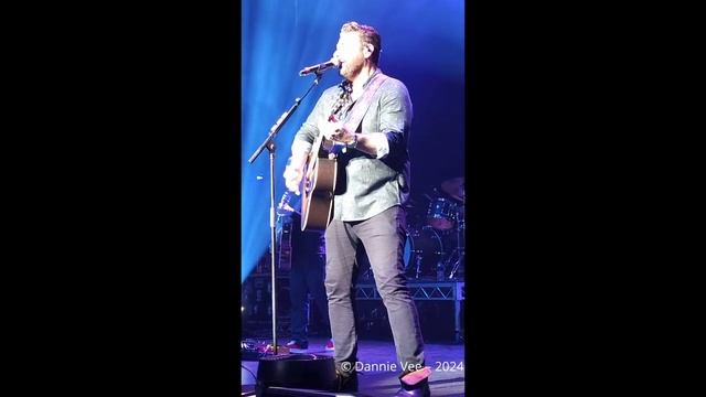 Chris Young performing You & singing a cover Brooks & Dunn Neon Moon - the Forum Theatre, Aust. 202 смотреть онлайн