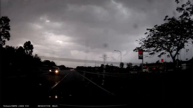 Thinkware F200 Pro - Wet Evening 1 - Rear with Safety Camera Alert смотреть онлайн