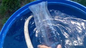 Как поливать из бочки шлангом и бутылкой!