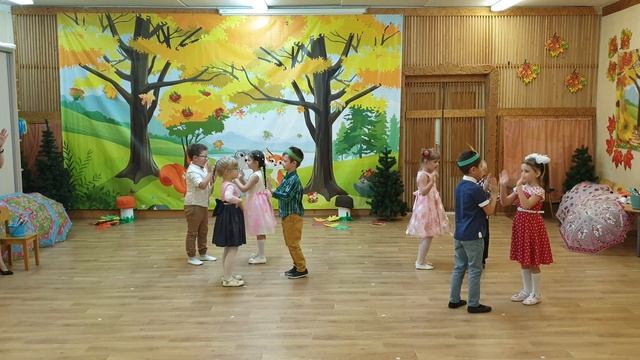 От улыбки станет всем светлей | Невероятно добрый танец на утреннике | Осенний танец смотреть онлайн