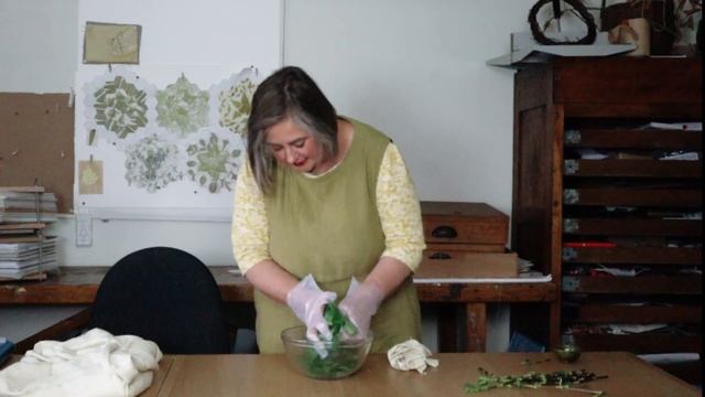 How to dye with fresh indigo leaves смотреть онлайн