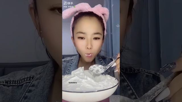 asmr eating squeaky cornstarch 🤤🤍 #mukbang #ice #iceeating #icebites #icebites #viral смотреть онлайн