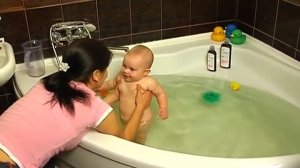 BabyBorn - купание малыша.wmv