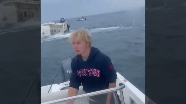Кит выпрыгнул из воды и опрокинул катер рыбака в американском штате Нью-Гемпшир. смотреть онлайн