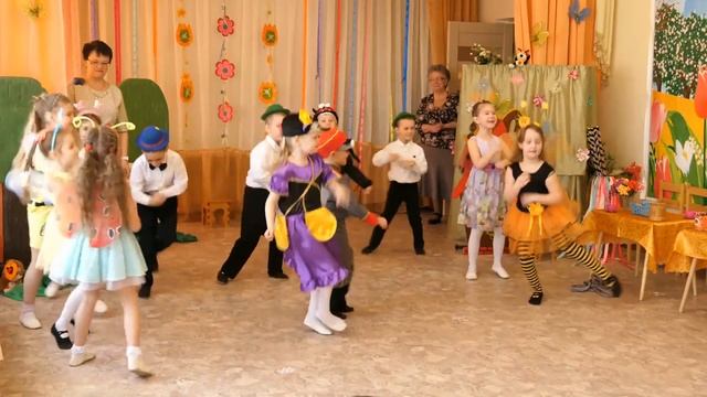 Ней на на на! Завершающий танец с хороводом на весеннем утреннике "Муха-Цокотуха" смотреть онлайн