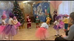 Новогодний хоровод в средней группе