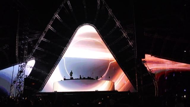 Interstella x Golden Hour - Weird Genius Mashup [Weird Genius Live Neon Countdown 2023] смотреть онлайн