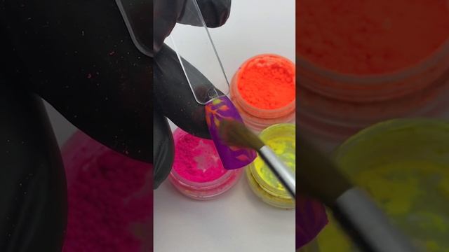 Быстрый дизайн неоновыми пигментами #идеяманикюра #nails #маникюр #nailart смотреть онлайн