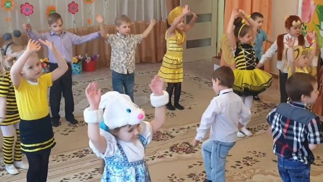 Музыкальная зарядка в старшей группе | Физкультурная минутка на детском утреннике смотреть онлайн