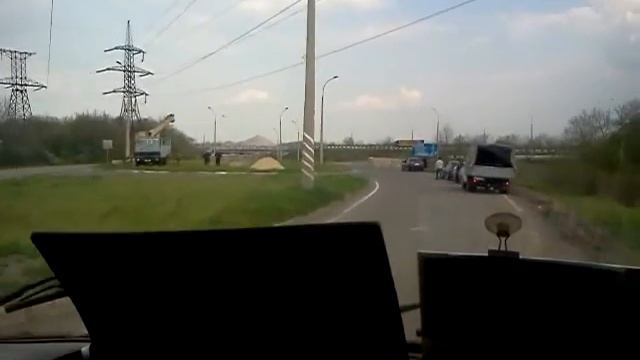 Между Донецком и Моспино ставят блокпост. смотреть онлайн