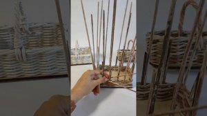 Плетем небольшую корзинку из бумажной лозы
