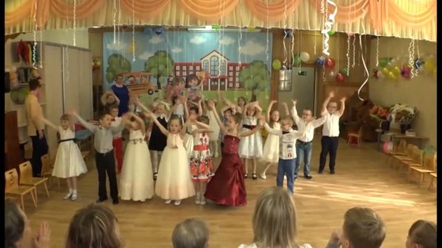 Детство, детство ты куда спешишь - веселый танец с шарами на выпускном | Планета детства смотреть онлайн