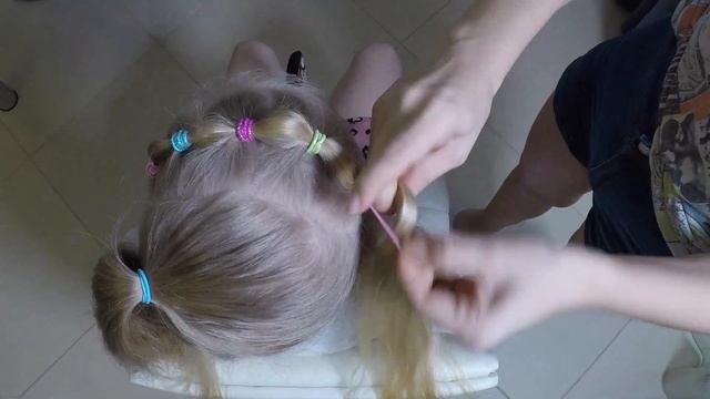 Объемный хвост с цветными резинками. Прически для девочек смотреть онлайн