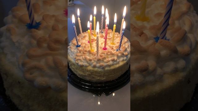 Торт со свечами на день рождения смотреть онлайн
