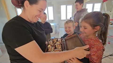 Канадская семья в НН.. A CHEST FULL of TREASURE!!