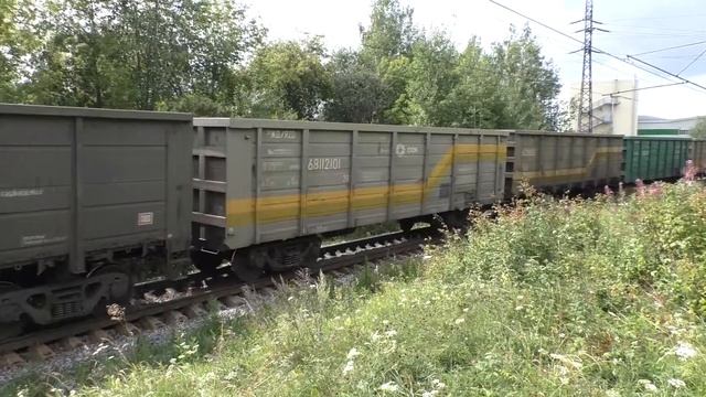 Электровоз ВЛ10-824 с приветливой бригадой, и грузовым поездом смотреть онлайн