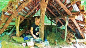 8 | Живу одна в лесу строю Зеленую Хижину 🪓 Кладу печь из камня 🔥 Бушкрафт в горах