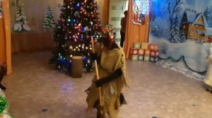 Баба Яга тушит огоньки на ёлке