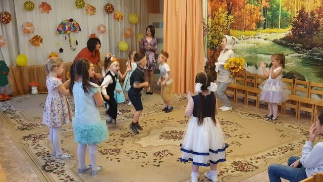 По осенним дорожкам | Игра с зайцем на утреннике смотреть онлайн