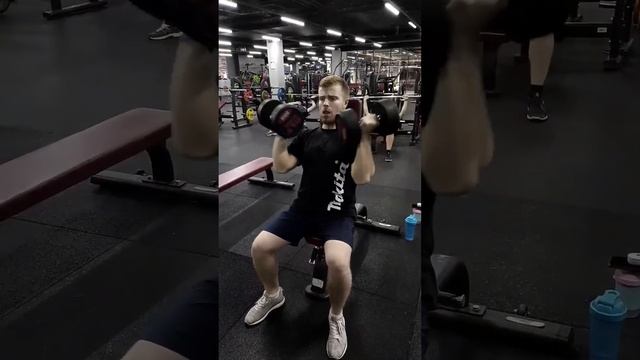 КАК НАКАЧАТЬ ОГРОМНЫЕ ПЛЕЧИ? Топ 3 упражнения для широких плеч #shorts смотреть онлайн