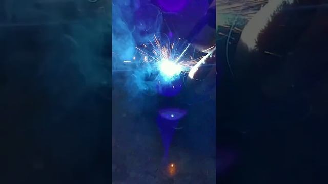 Бесконечно можно смотреть на три вещи: на огонь, на воду и на СВАРКУ!!! 😊 смотреть онлайн