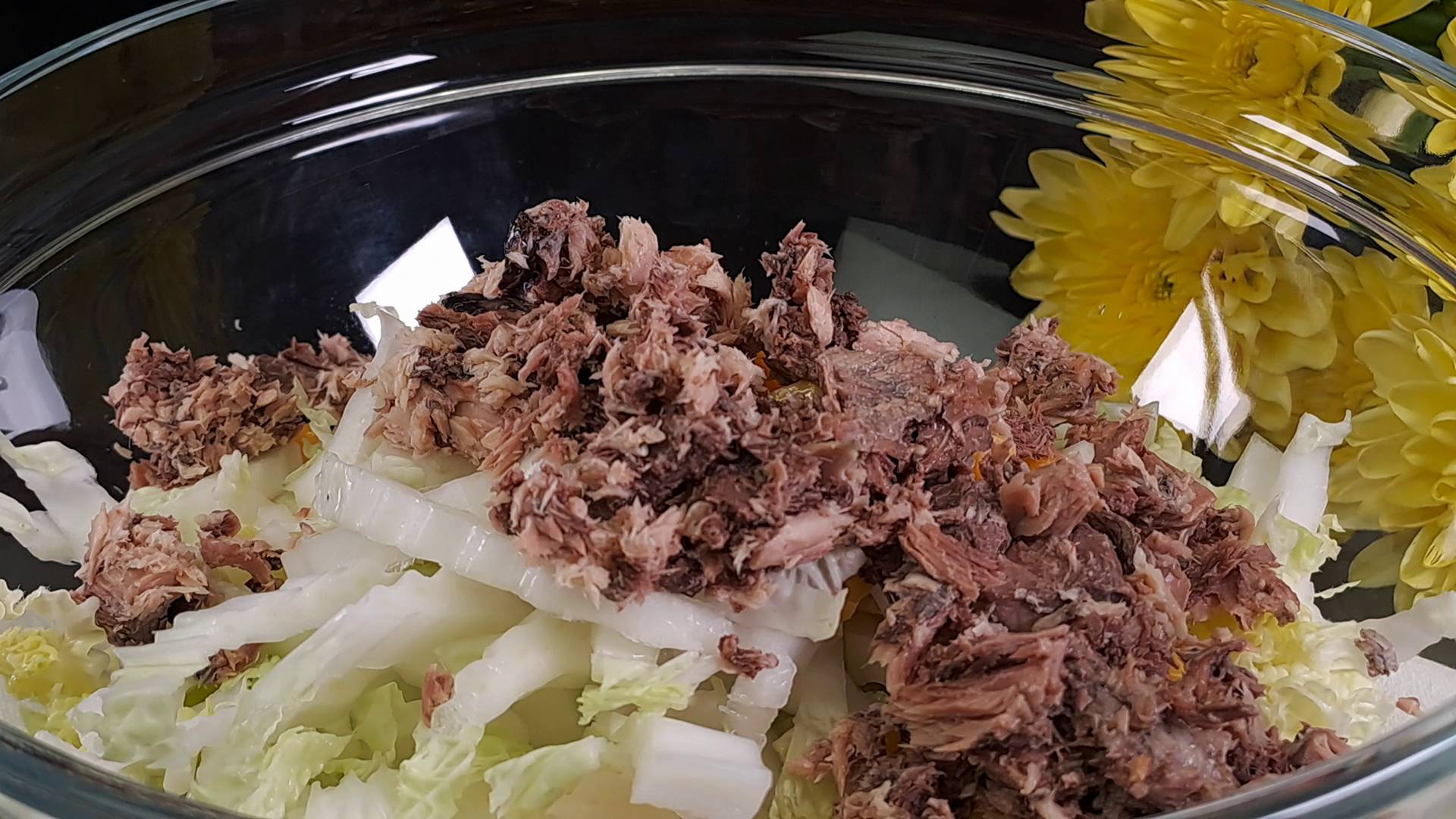 Простой рецепт салата из пекинской капусты и консервированного тунца. смотреть онлайн