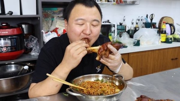 媳妇想吃猪蹄了,阿强做红烧猪蹄,配着油泼面一起吃,真带劲【cram阿强】