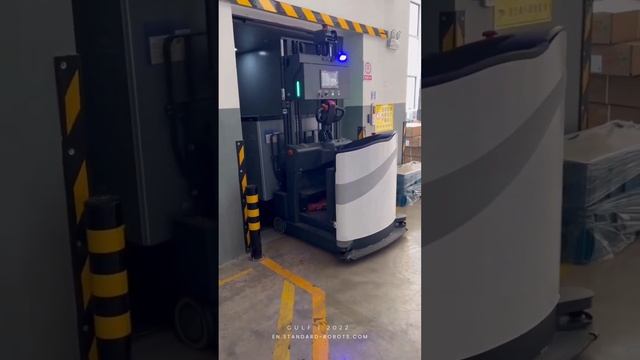 Autonomous forklifts manoeuvre itself into a goods lift - GULF-1500-CPD смотреть онлайн