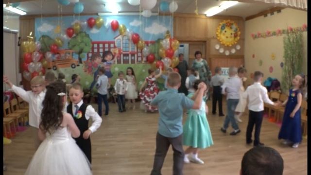 Дошкольный вальс | Видео для детей | Фрагмент утренника смотреть онлайн